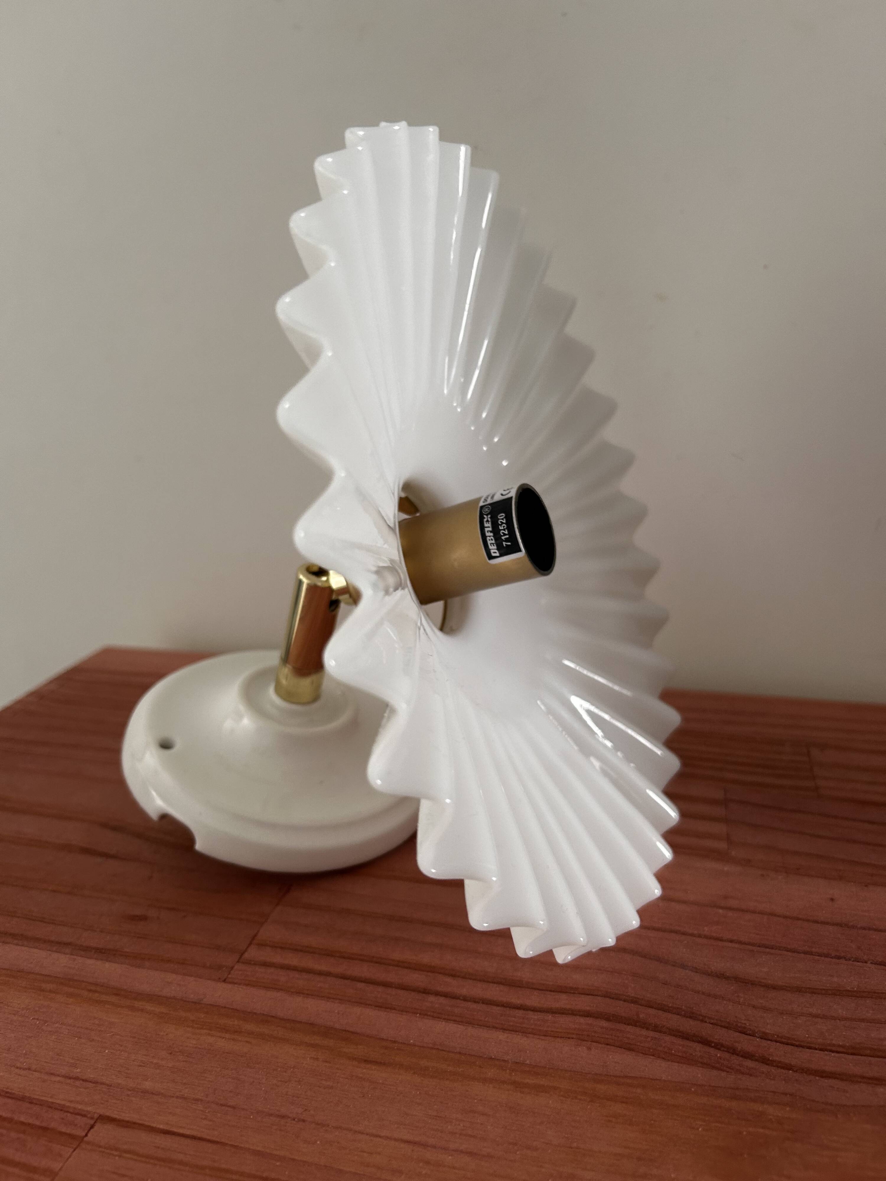 Opaline serrated wall light