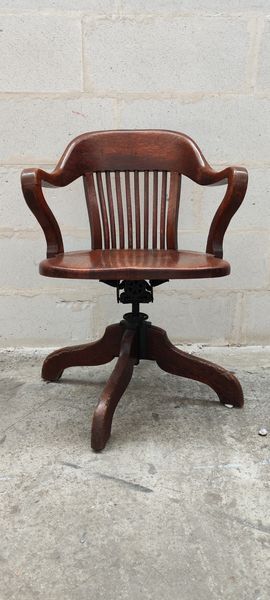Old American office chair rounded around 1940 in oak