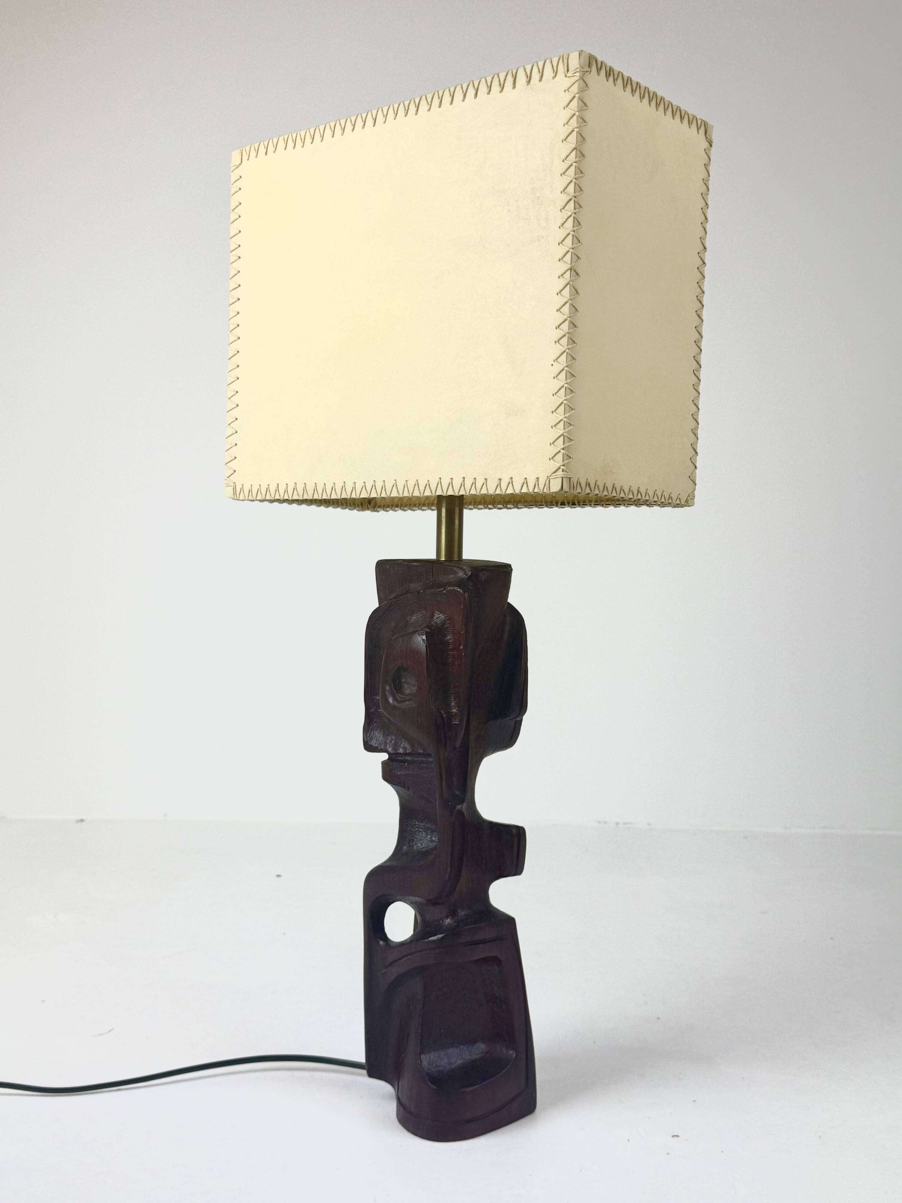 Lampe de table sculpturale en bois sculpté à la main par Gianni Pinna