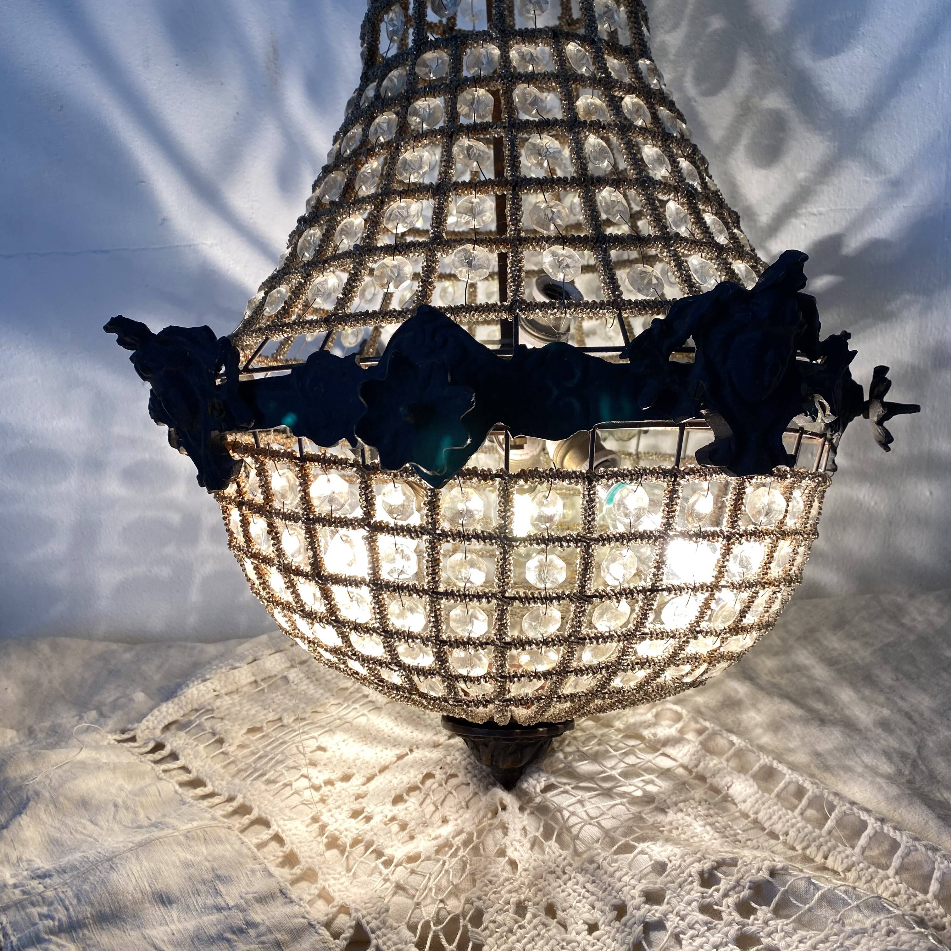 Empire-style hot air balloon chandelier with 6 lights and crystal drops