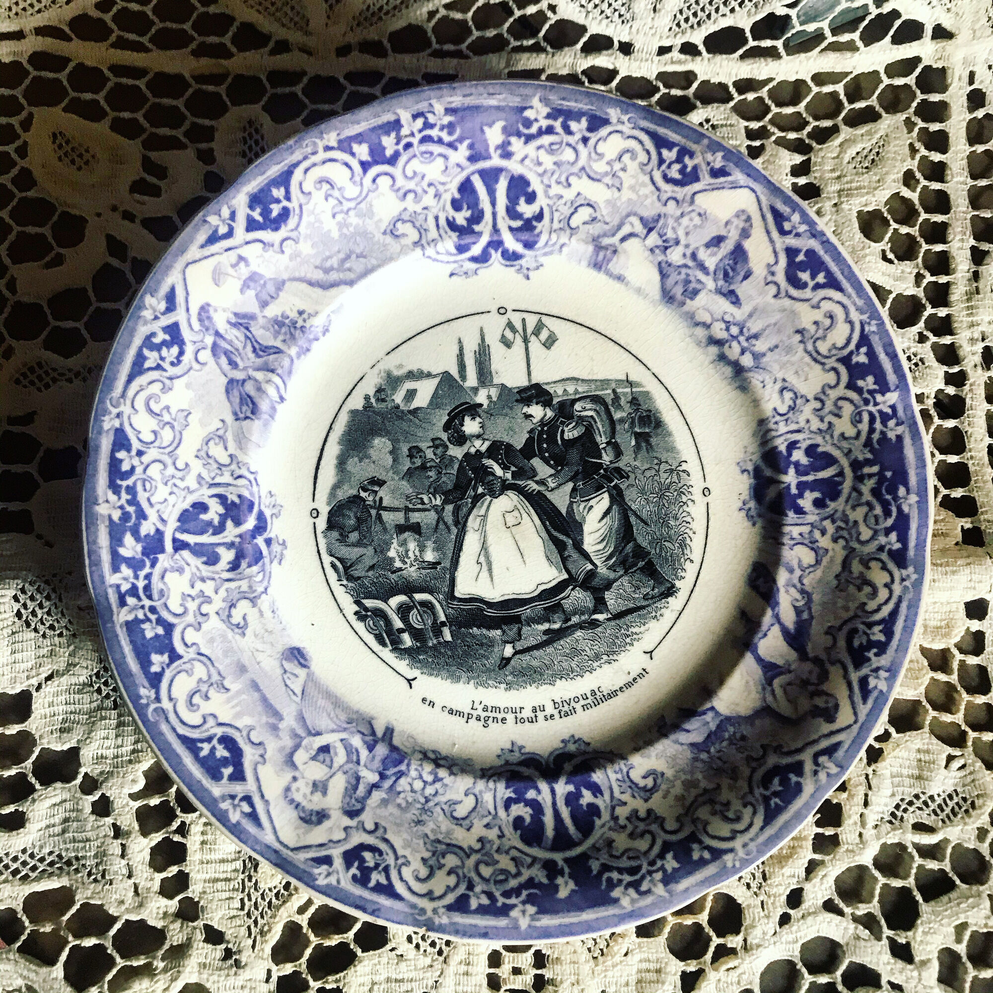 Old talking plate. Opaque from Sarreguemines. 19th century. Violet, black and white. Militaria. Love