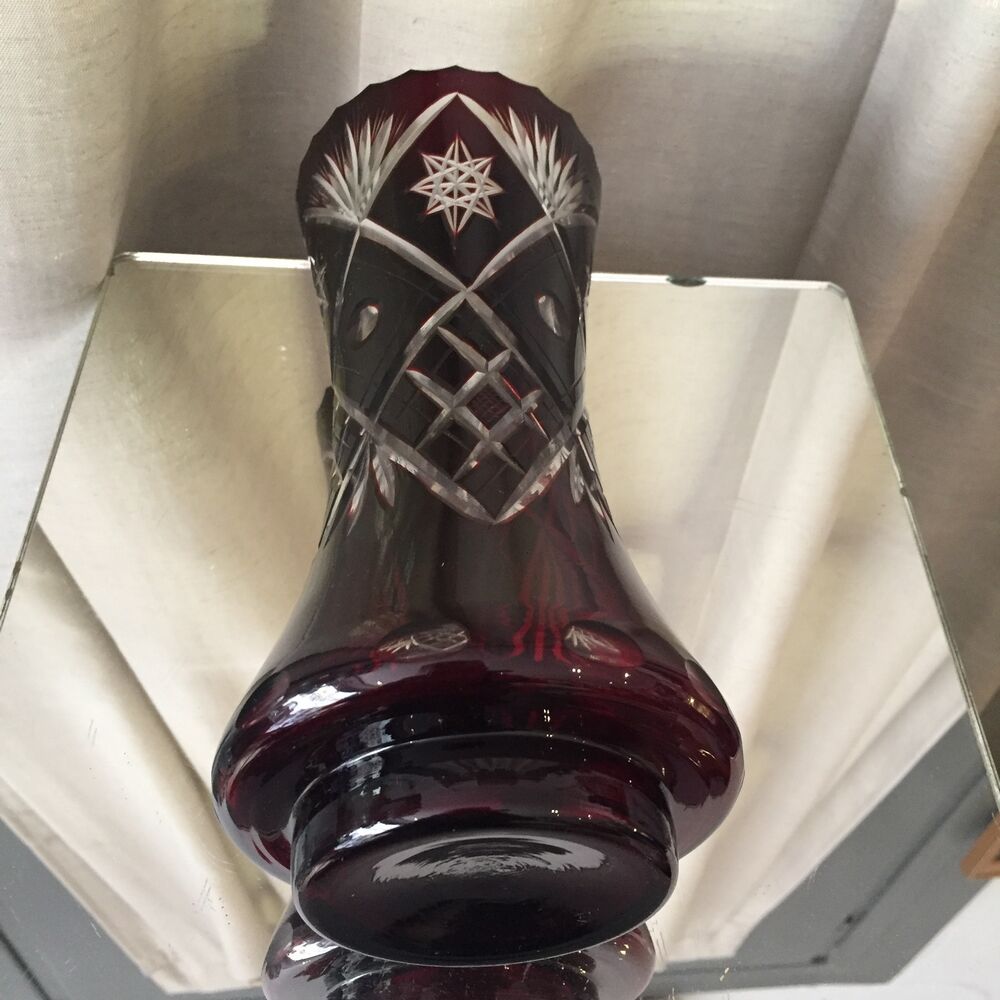 Vase taillé boheme de couleur bordeaux