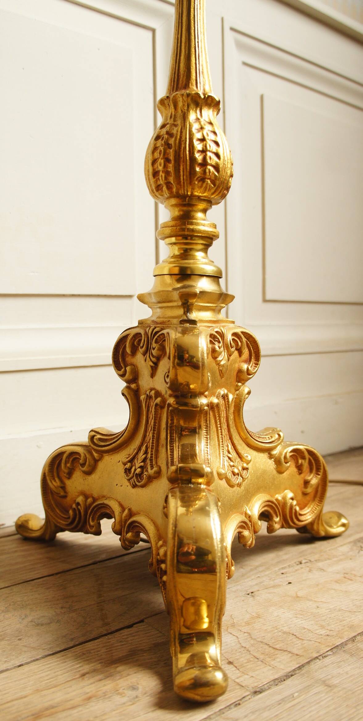 "Pique candle" double fire floor lamp in gilded bronze