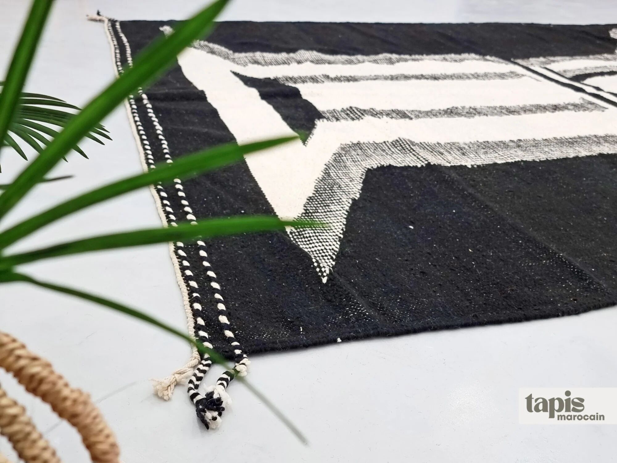 Tapis berbère sur mesure noir et blanc abstrait - Tapis Zanafi Kilim
