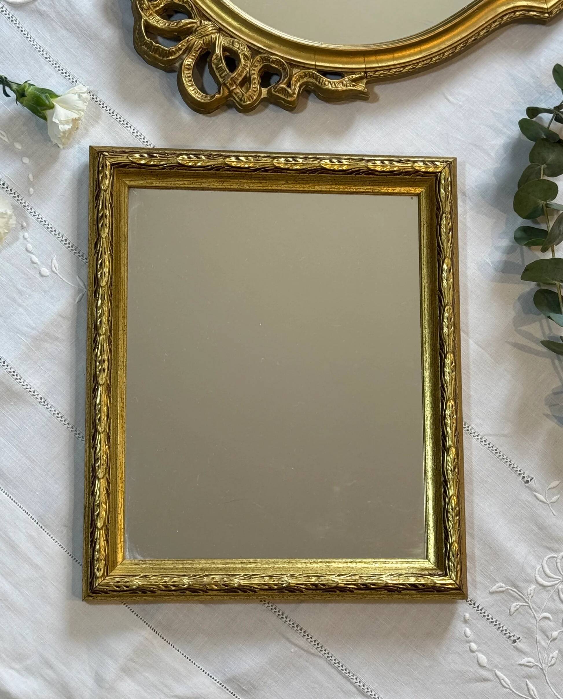 Miroir vintage doré en bois