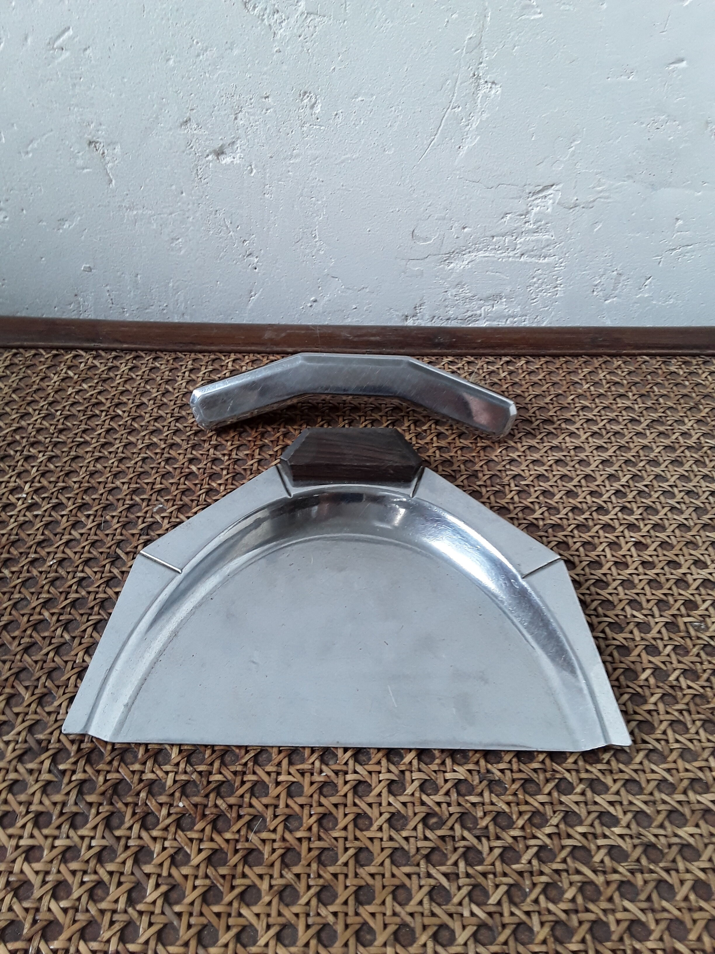 Shovel picks up crumbs and art deco brush