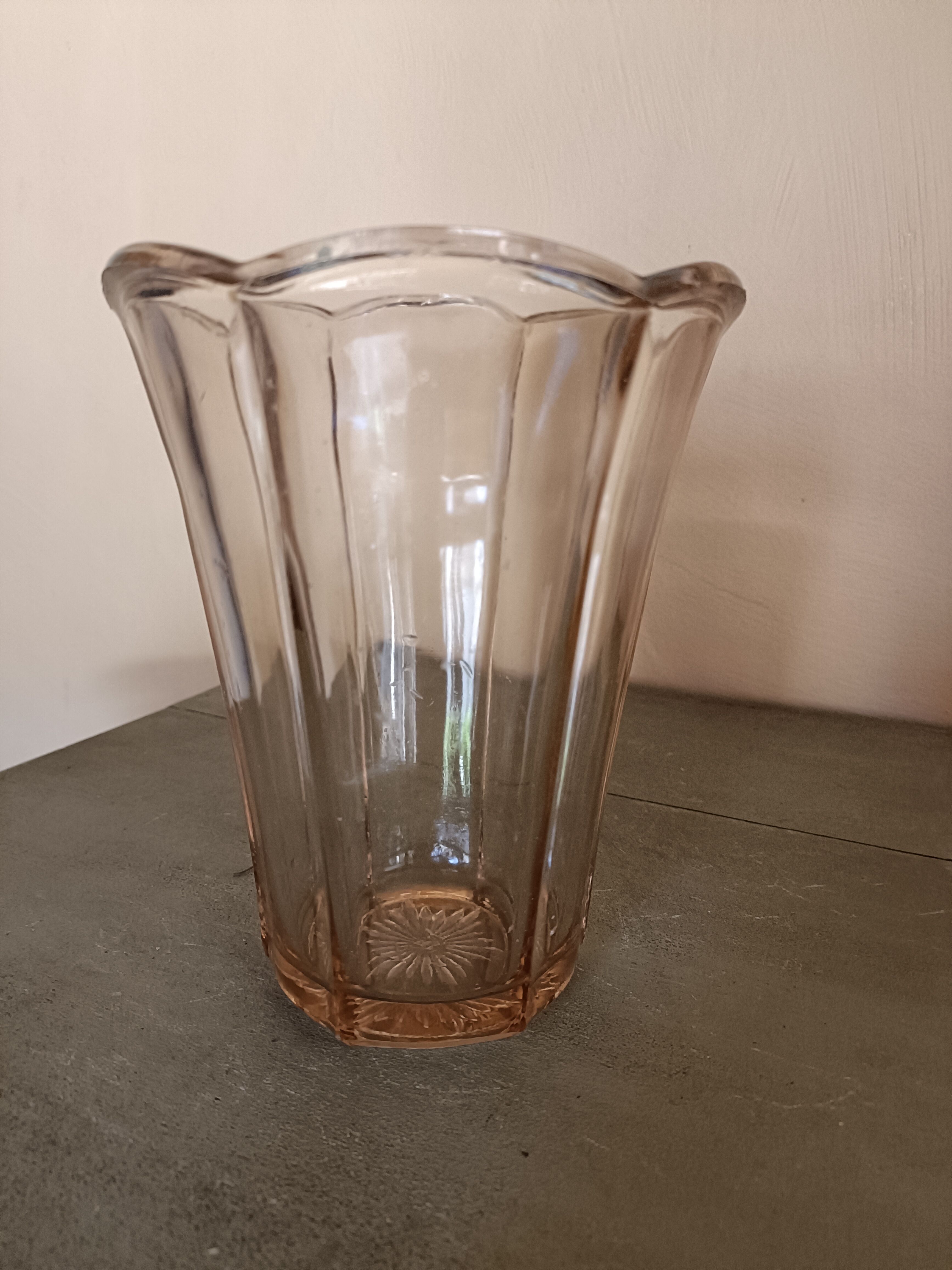 Vase en verre moulé rose , modèle "Fleur"