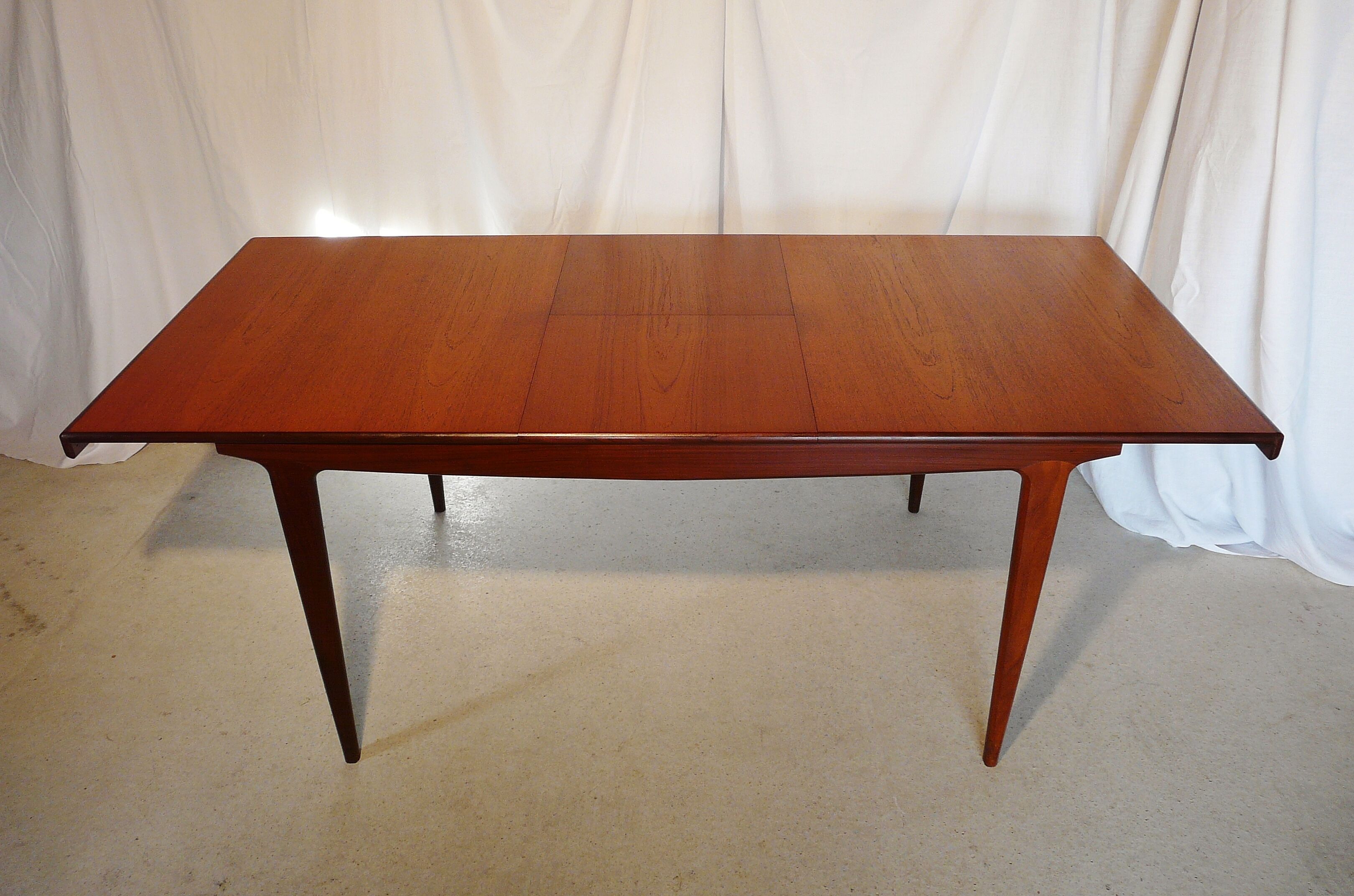 Table expandable teak Younger and four chairs