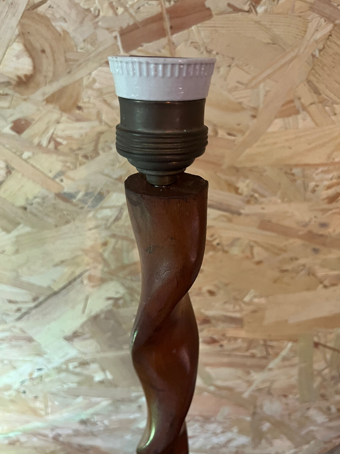 Pied de lampe torsadé en bois