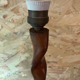 Pied de lampe torsadé en bois