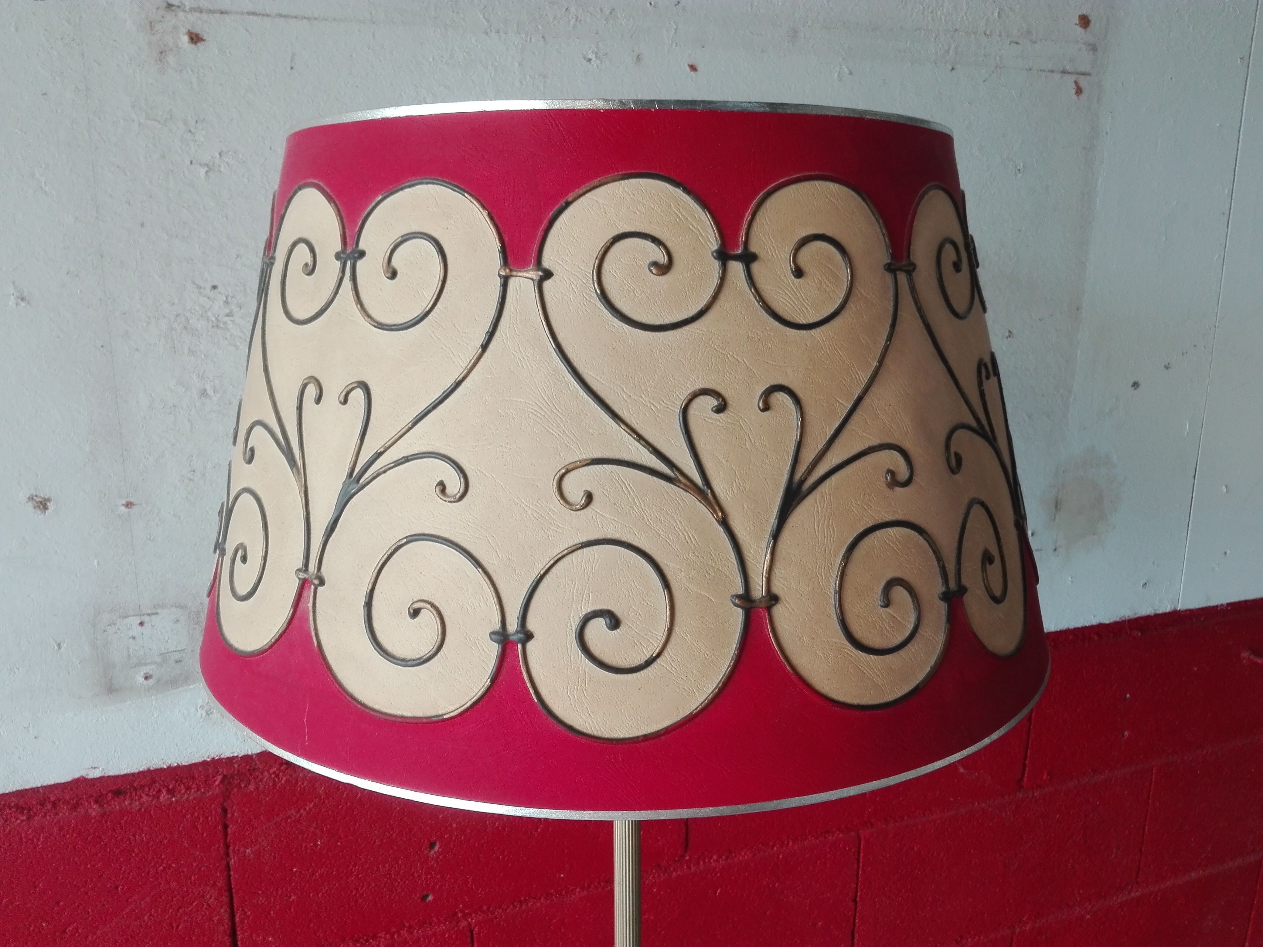 Lampadaire doré tripode