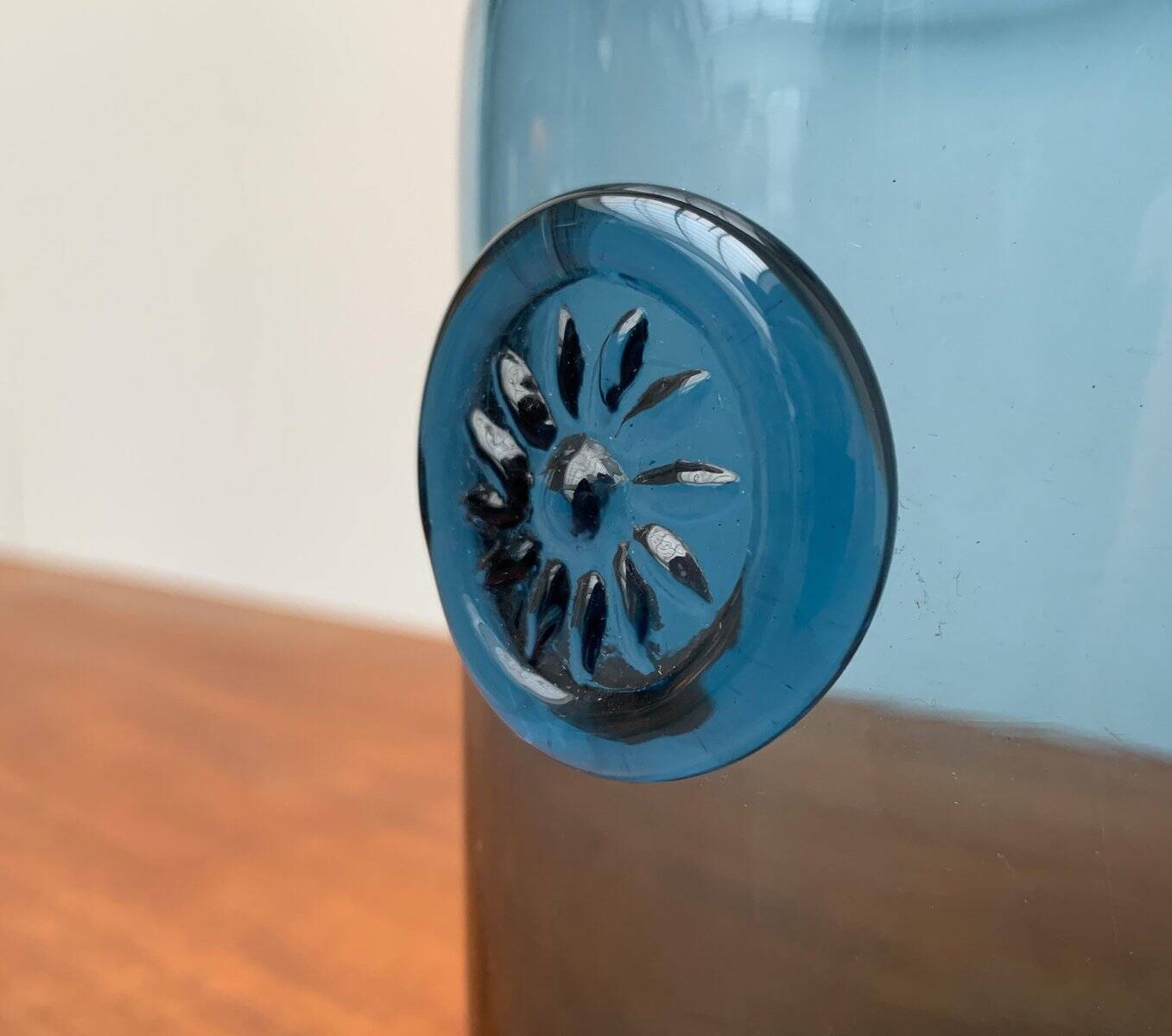 Vase en verre bleu vintage avec ornement de sceau