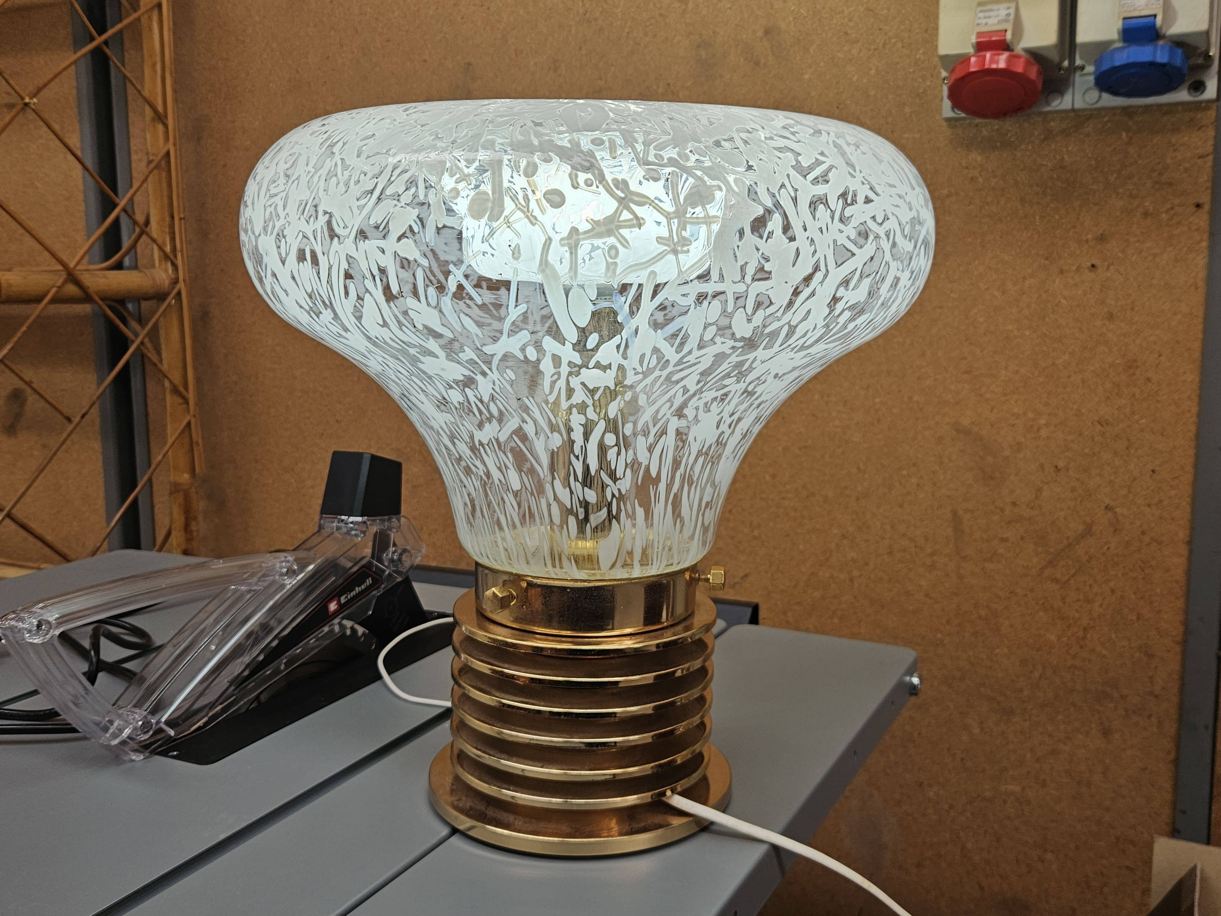 1970s table lamp in worked glass and gold metal