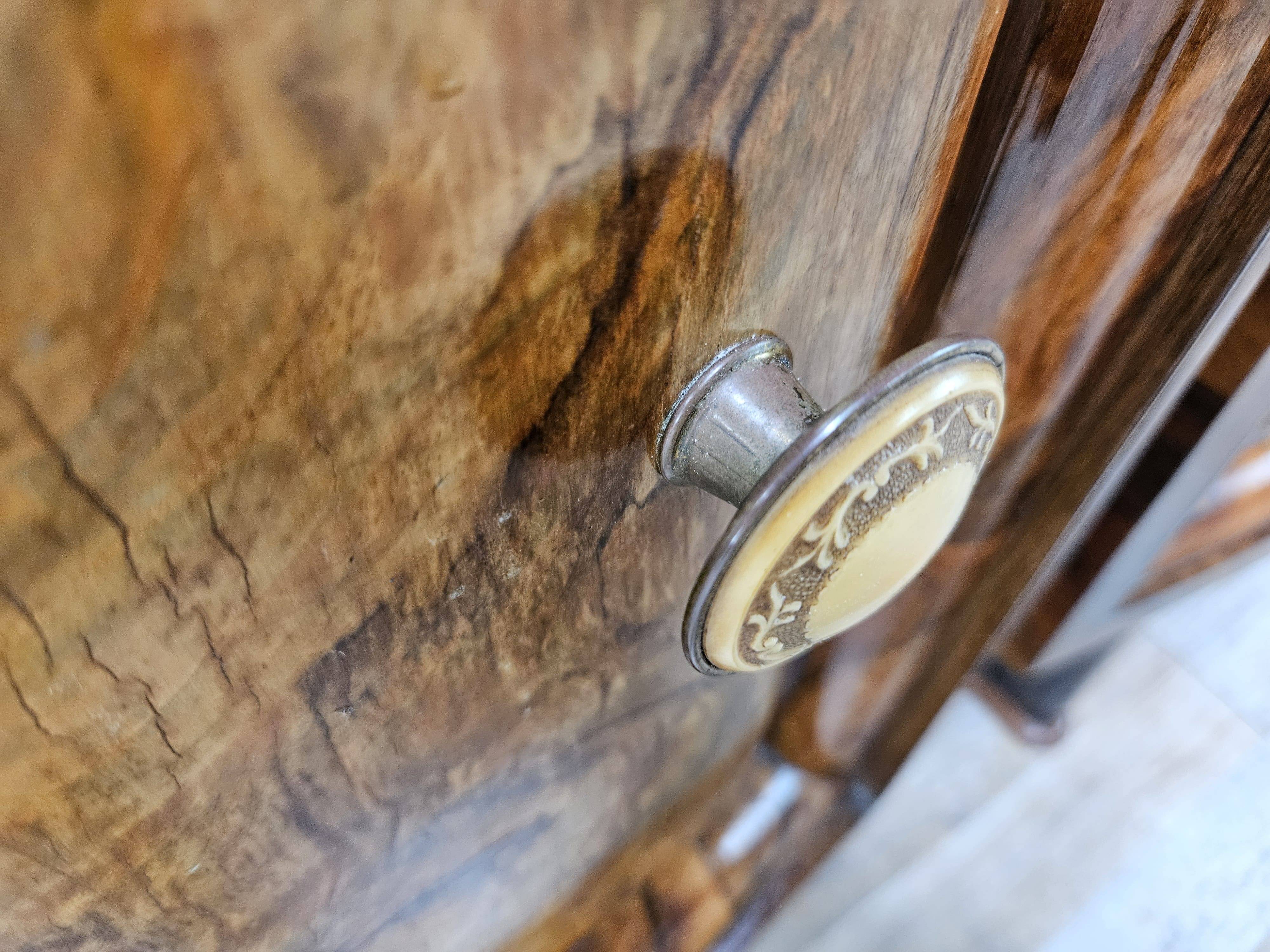 Tuscan Art Decò bedside tables from the 1940s in walnut burl