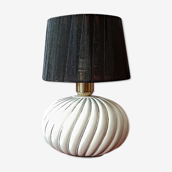 Lampe Mid Century Modern en porcelaine avec lignes en or dessin Italien des 1970s (deux disponibles)