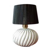 Lampe Mid Century Modern en porcelaine avec lignes en or dessin Italien des 1970s (deux disponibles)