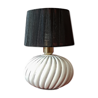 Lampe Mid Century Modern en porcelaine avec lignes en or dessin Italien des 1970s (deux disponibles)