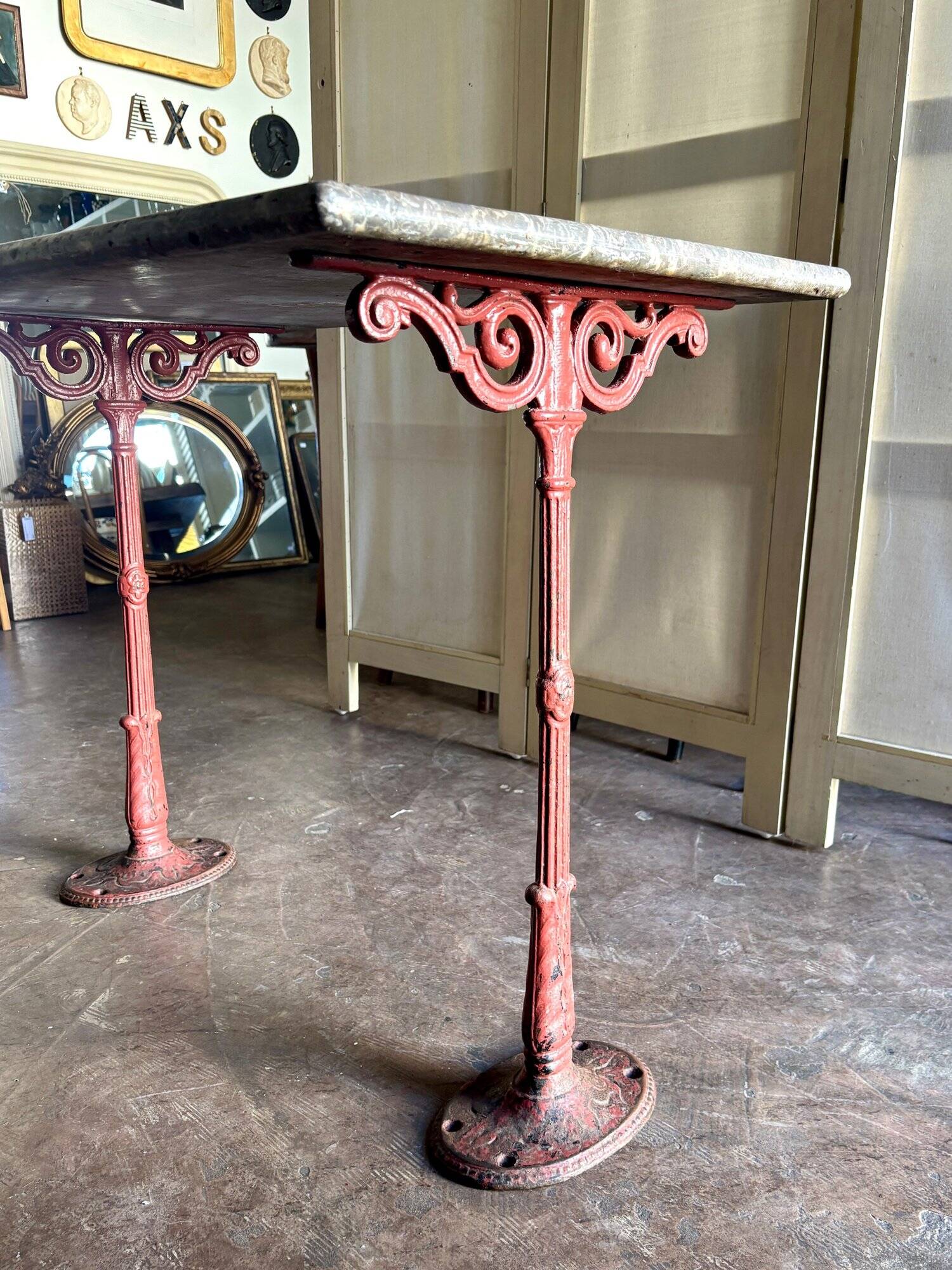 Grey marble and burgundy cast iron bistro table ☐ 85 x 57 cm