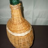 Oval lady-jeanne surrounded by wicker