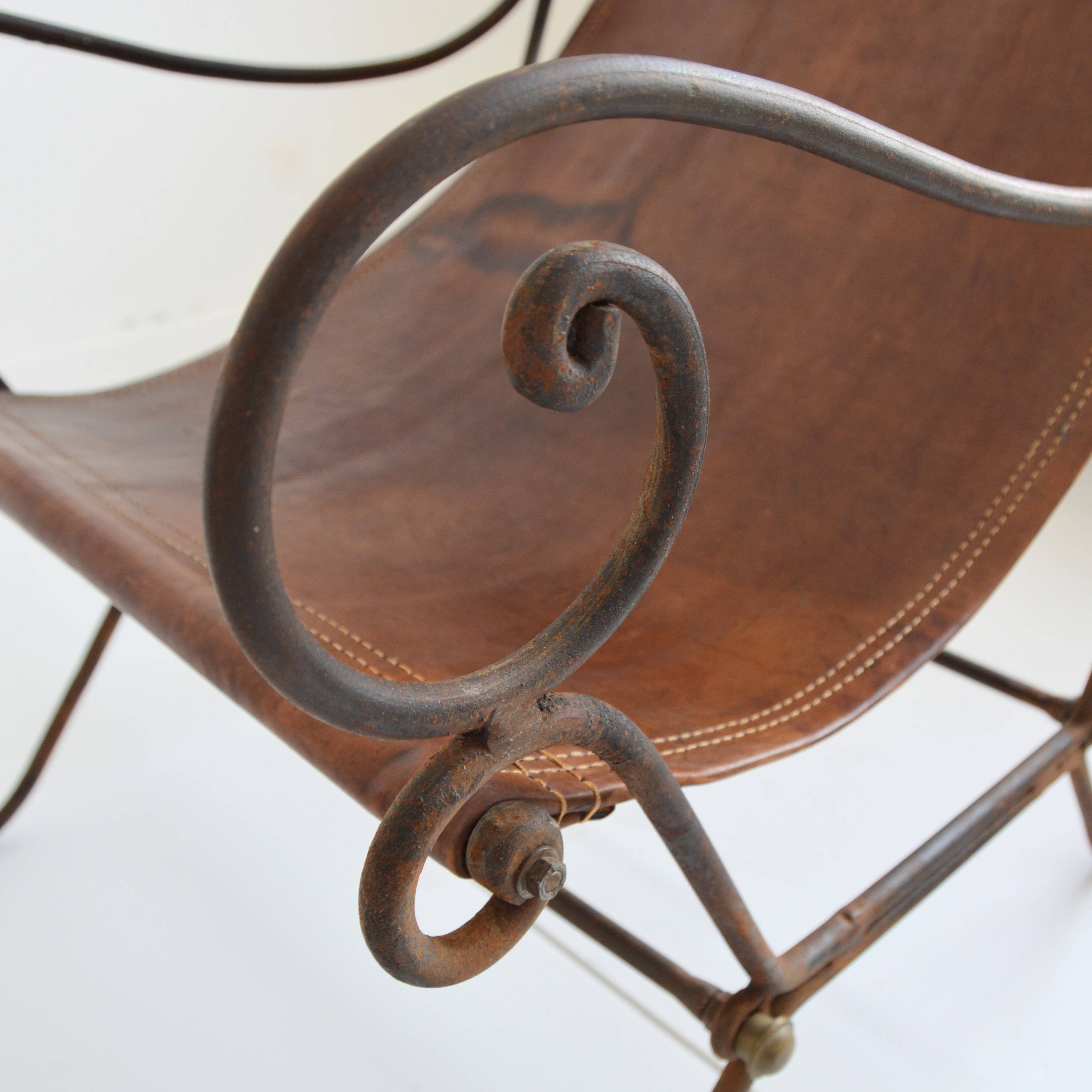 Paire de fauteuils en fer forgé et cuir vintage