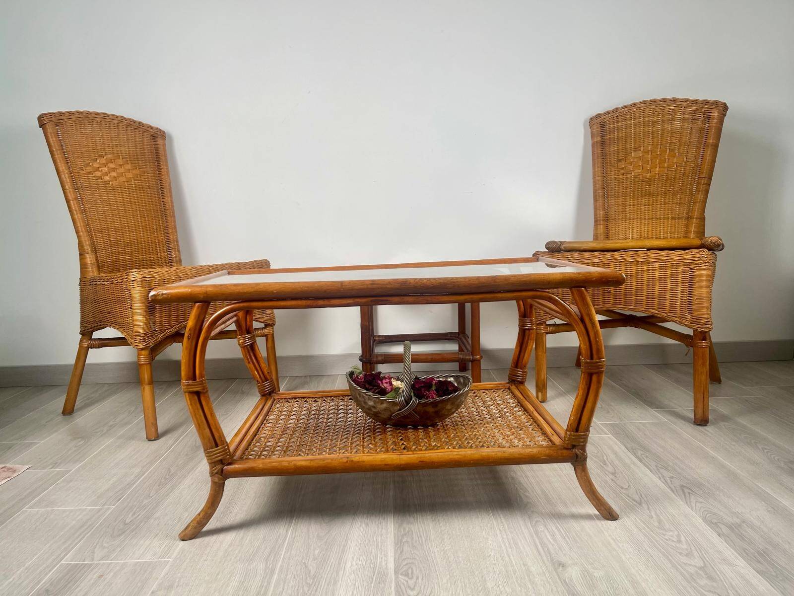 Vintage rattan & glass coffee table – 86 cm – authentic charm