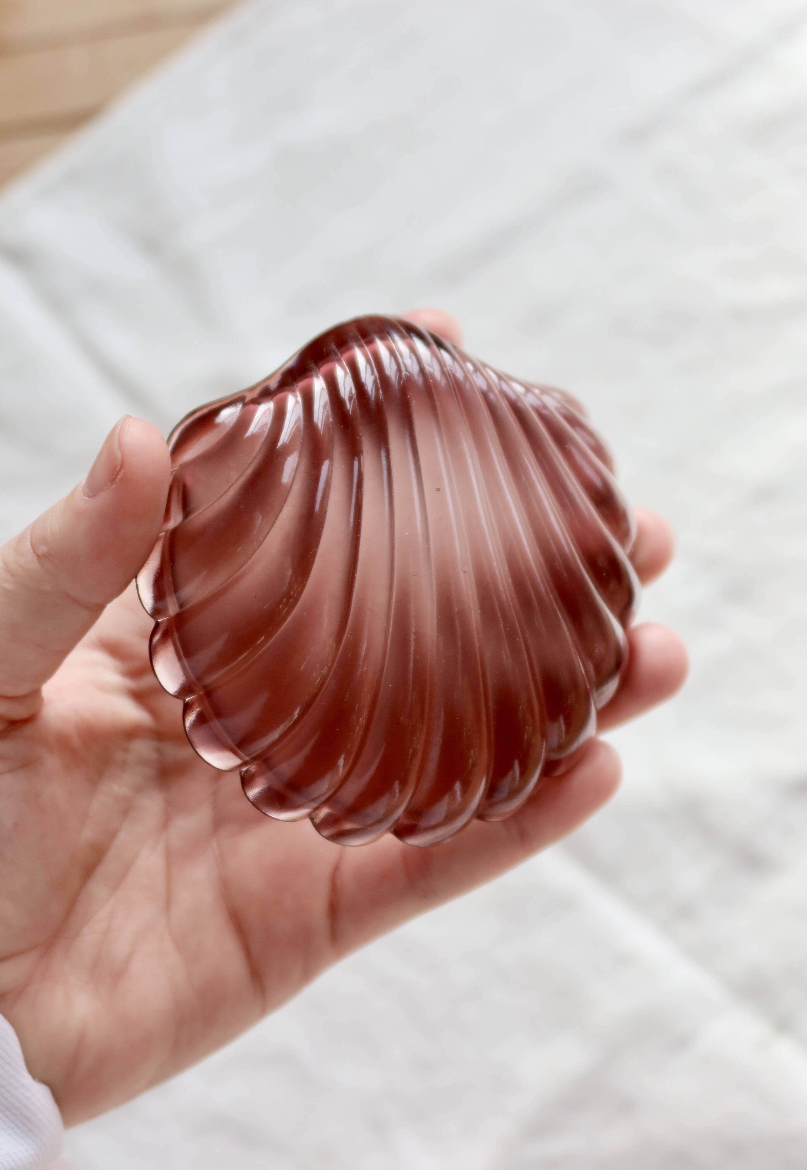 Vintage shell-shaped glass bowl in purple.