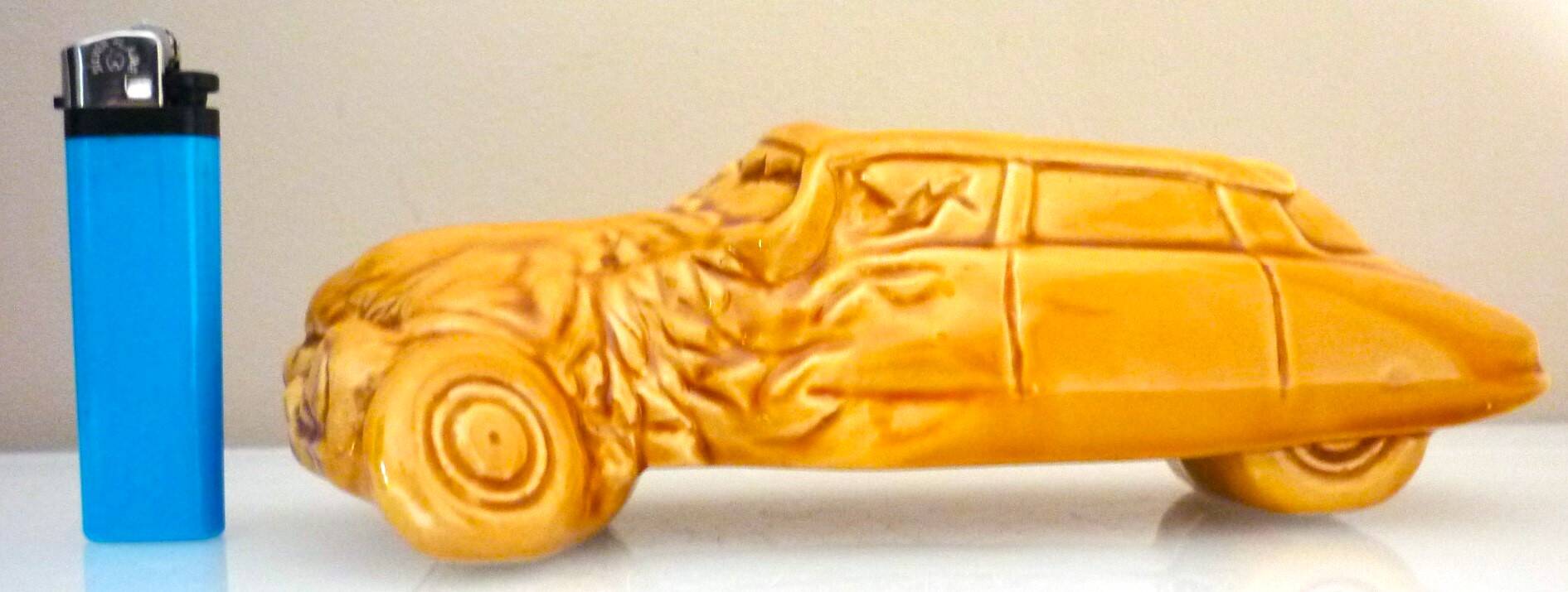 Advertising ashtray, Citroën DS in ochre earthenware, bodywork, garage