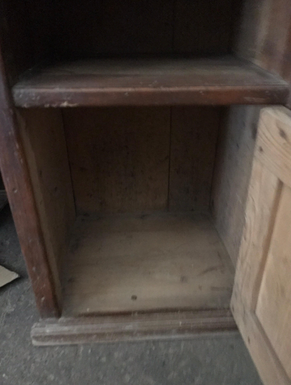 Table de nuit en pin, vers les années 1900