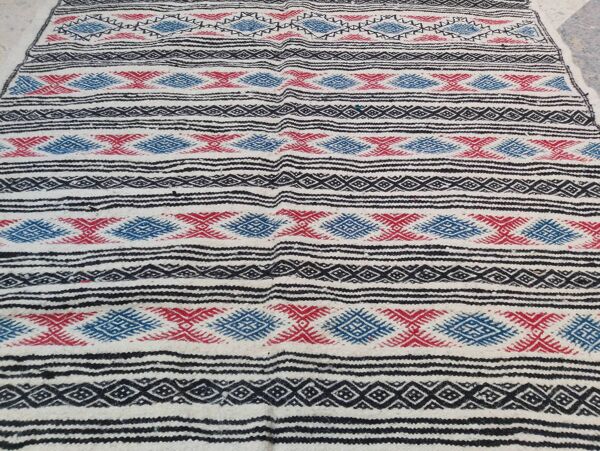 Tapis blanc à motifs multicolores fait main 200x110cm