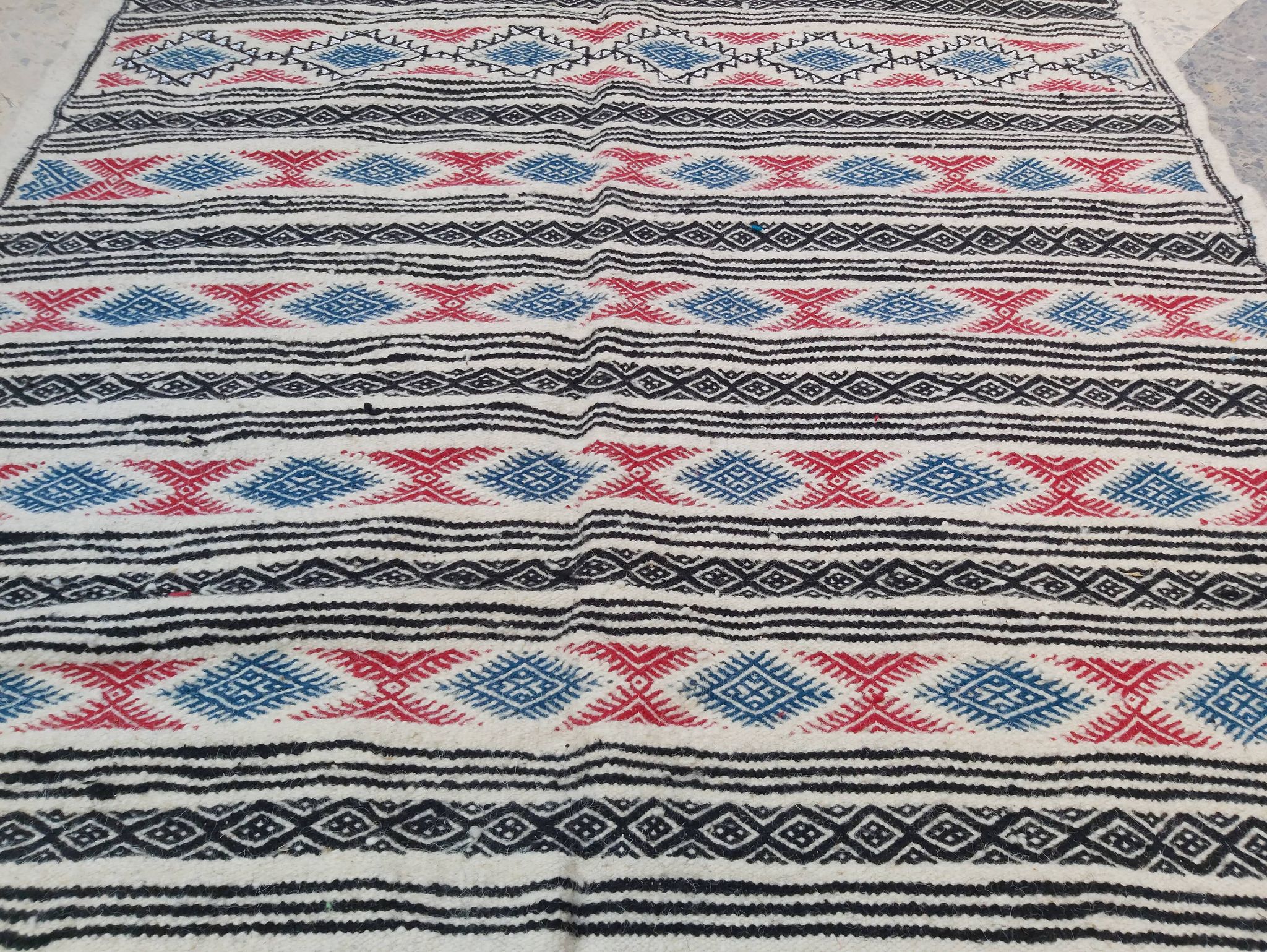 Tapis blanc à motifs multicolores fait main 200x110cm