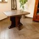 Table rustique en chêne avec piètement central