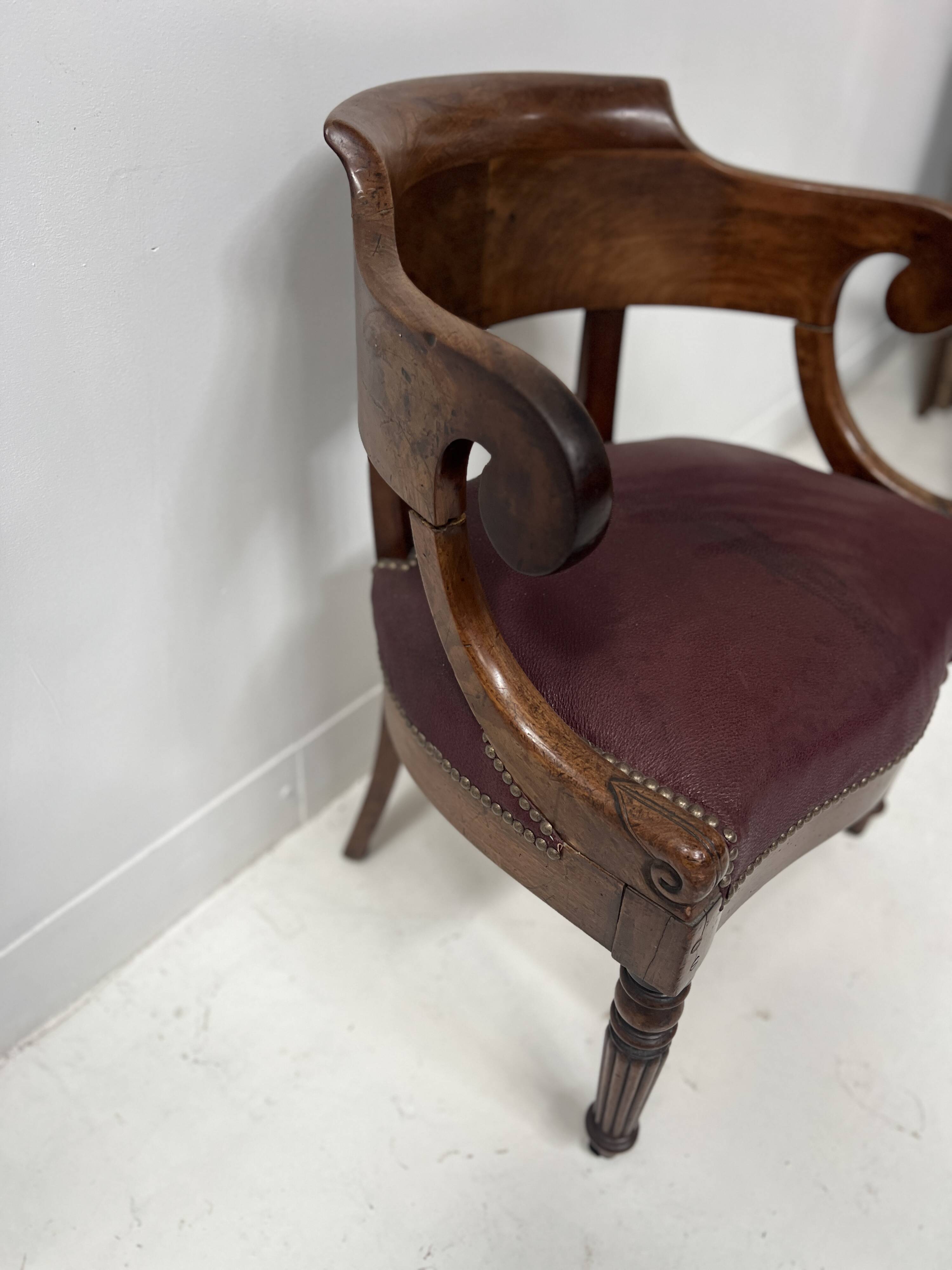 Fauteuil de bureau de style Empire en acajou et placage XIX siècle