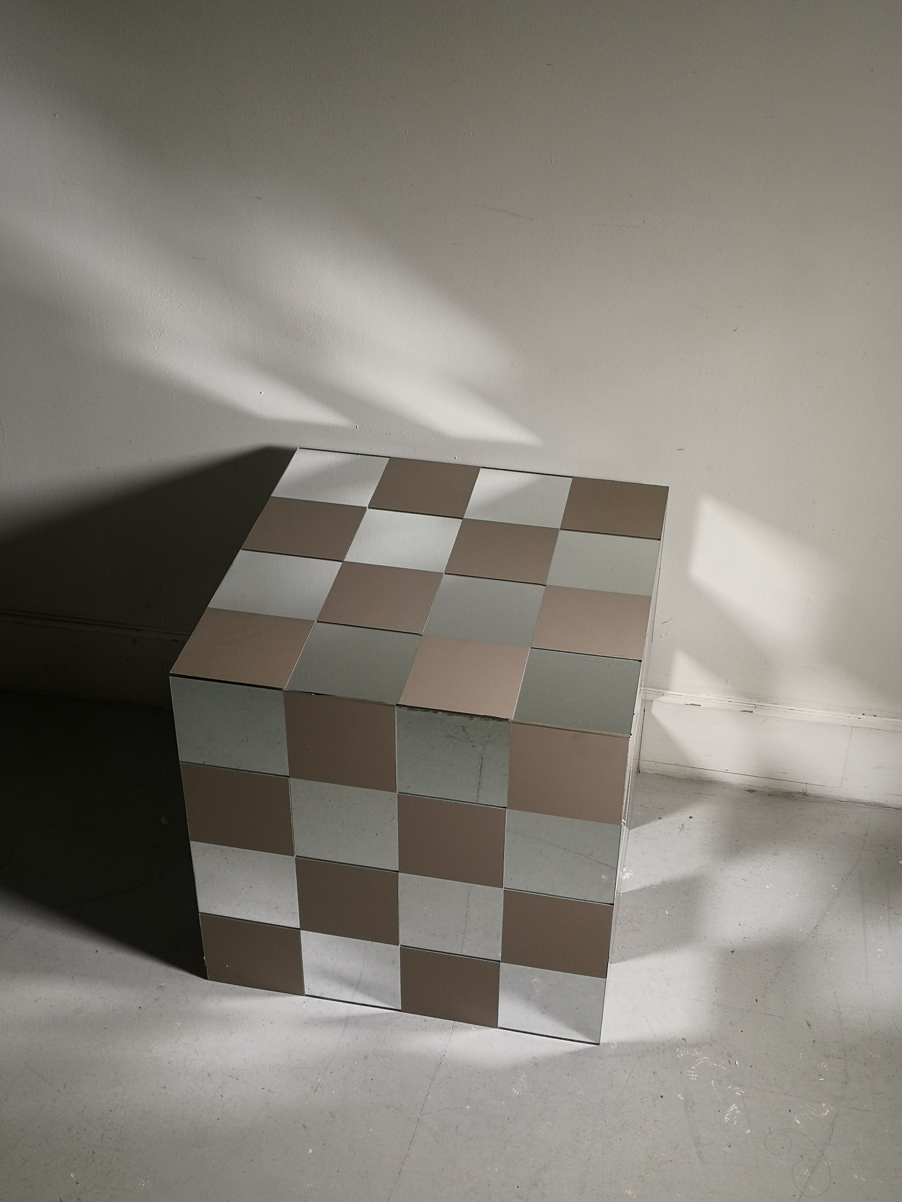 Bout de canapé design cube damier