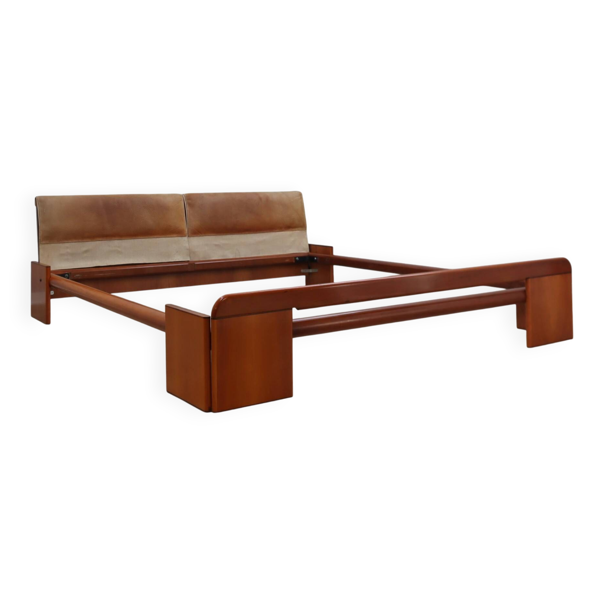 Lit Stildomus en noyer et cuir des années 1970, design attribué à Tobia Scarpa