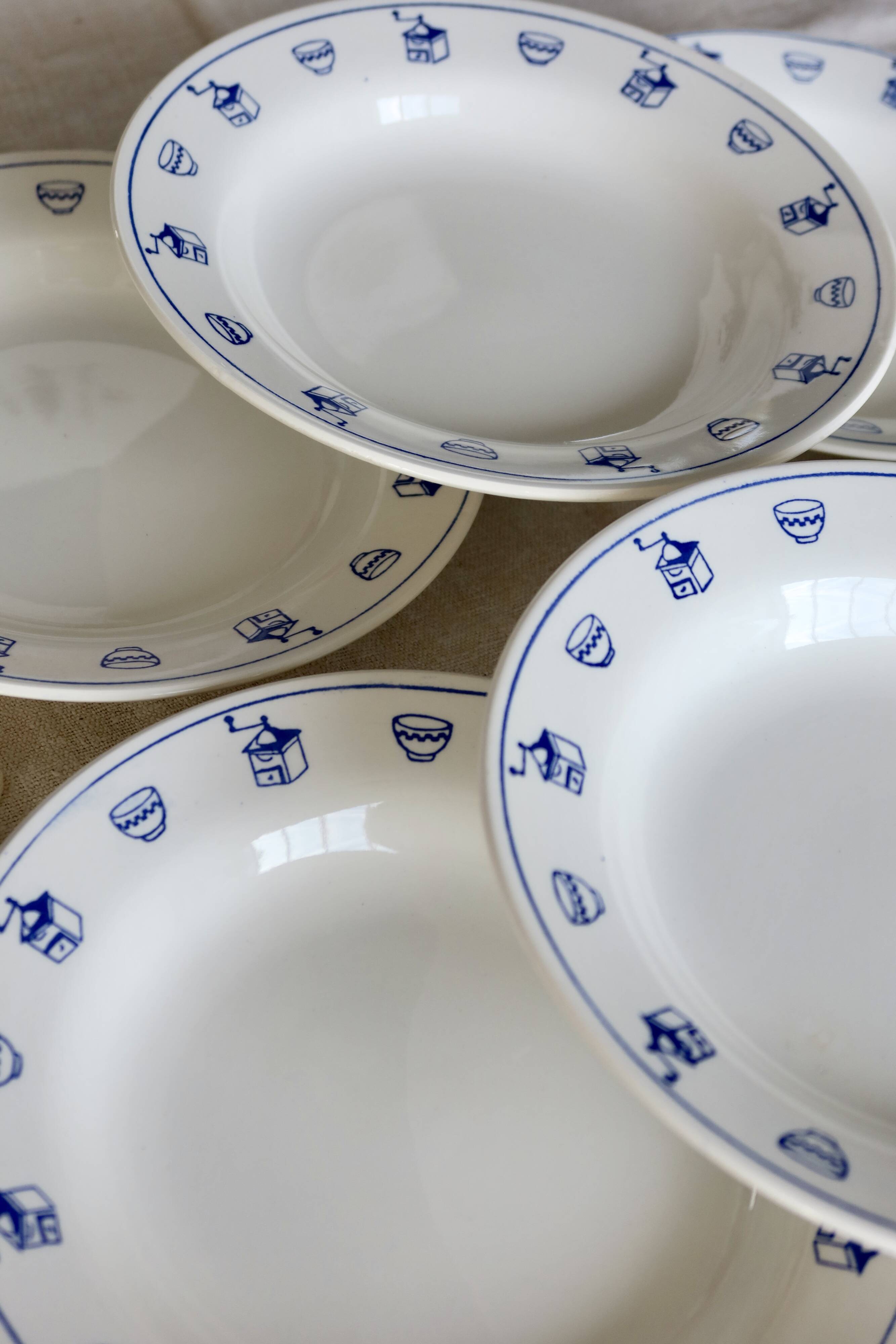 6 vintage earthenware breakfast plates