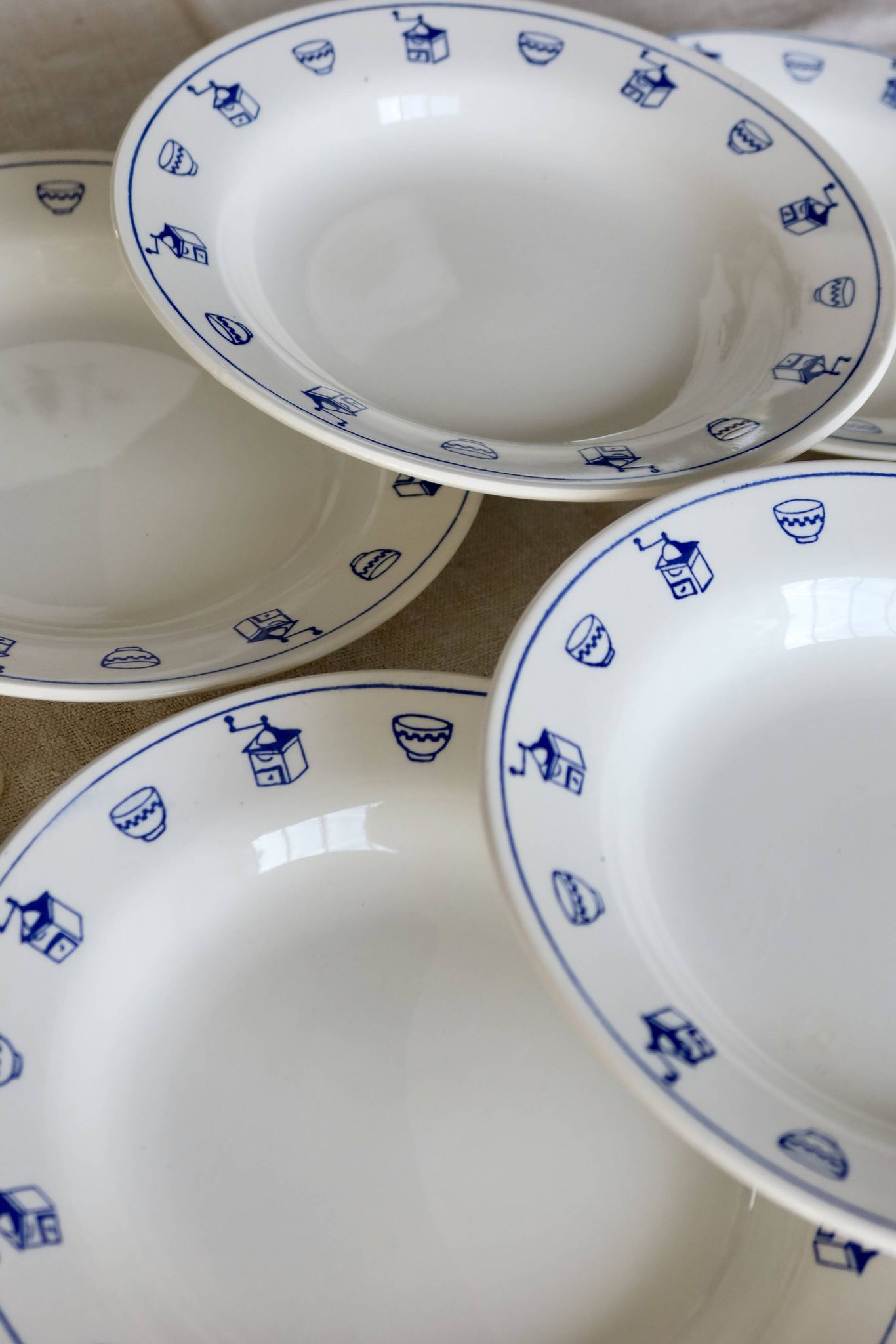 6 vintage earthenware breakfast plates