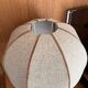 Lampe à poser en bois massif Mid century campagne française, et abat jour