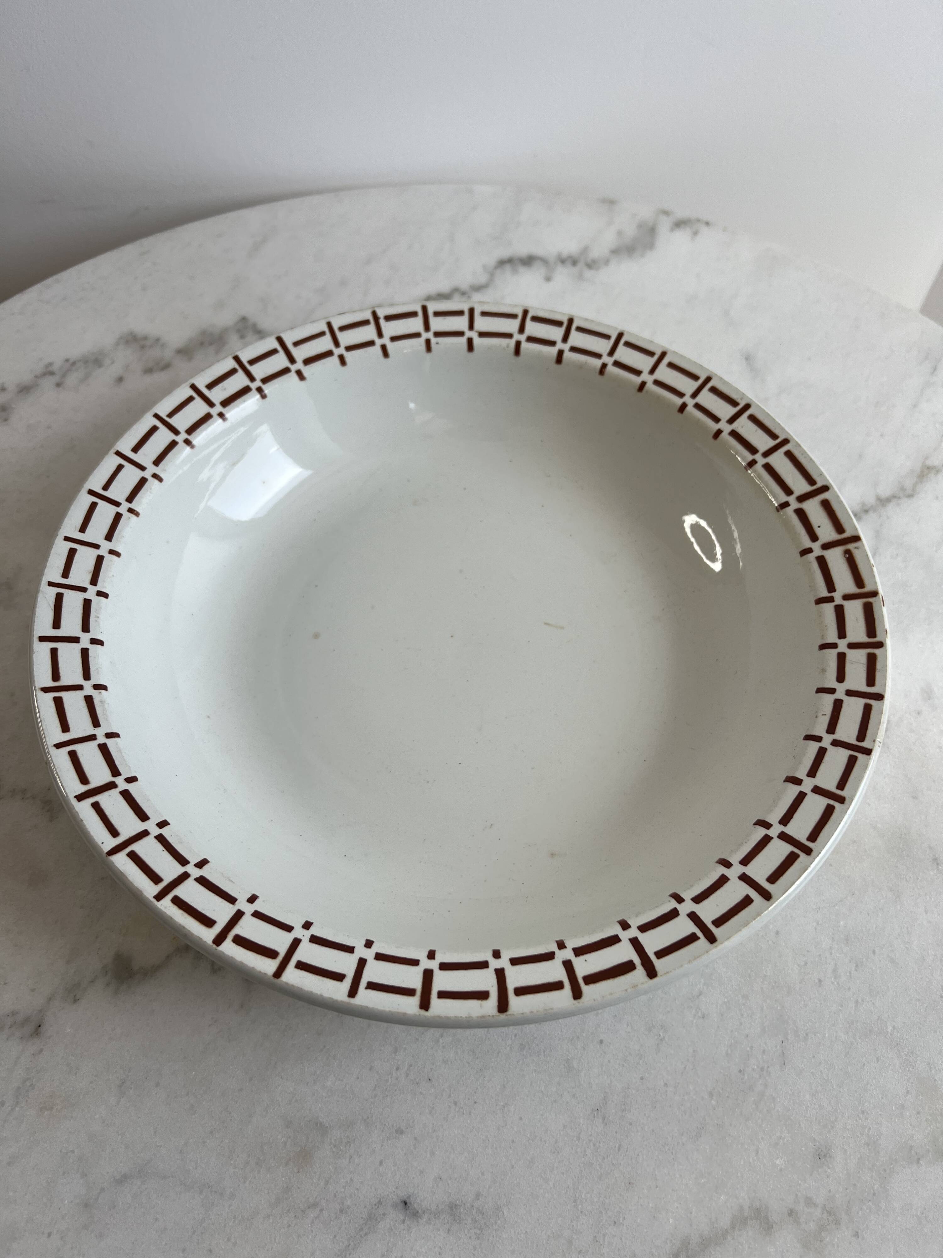 Presentation plate with a brown pattern