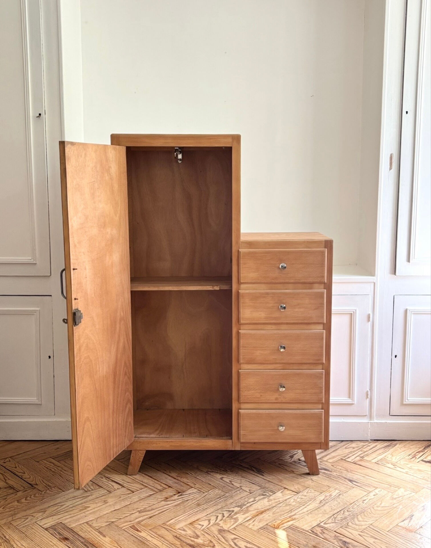 Armoire asymétrique vintage
