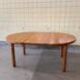 Table à manger ronde extensible en pin par Furusnickarn AB