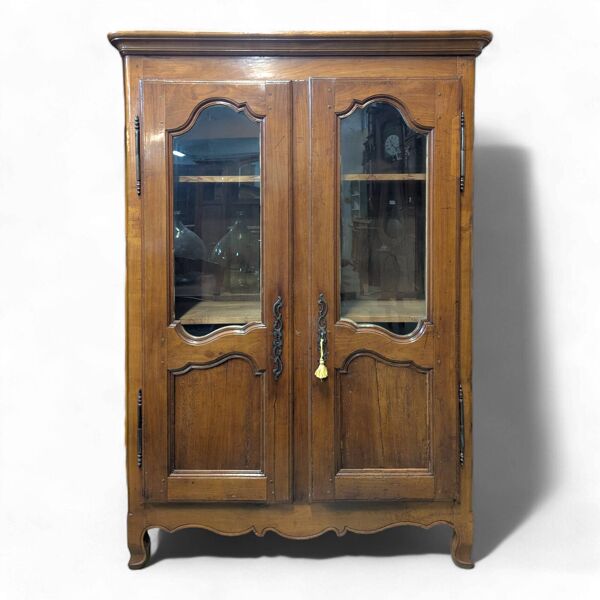Vitrine en noyer de style Louis XV