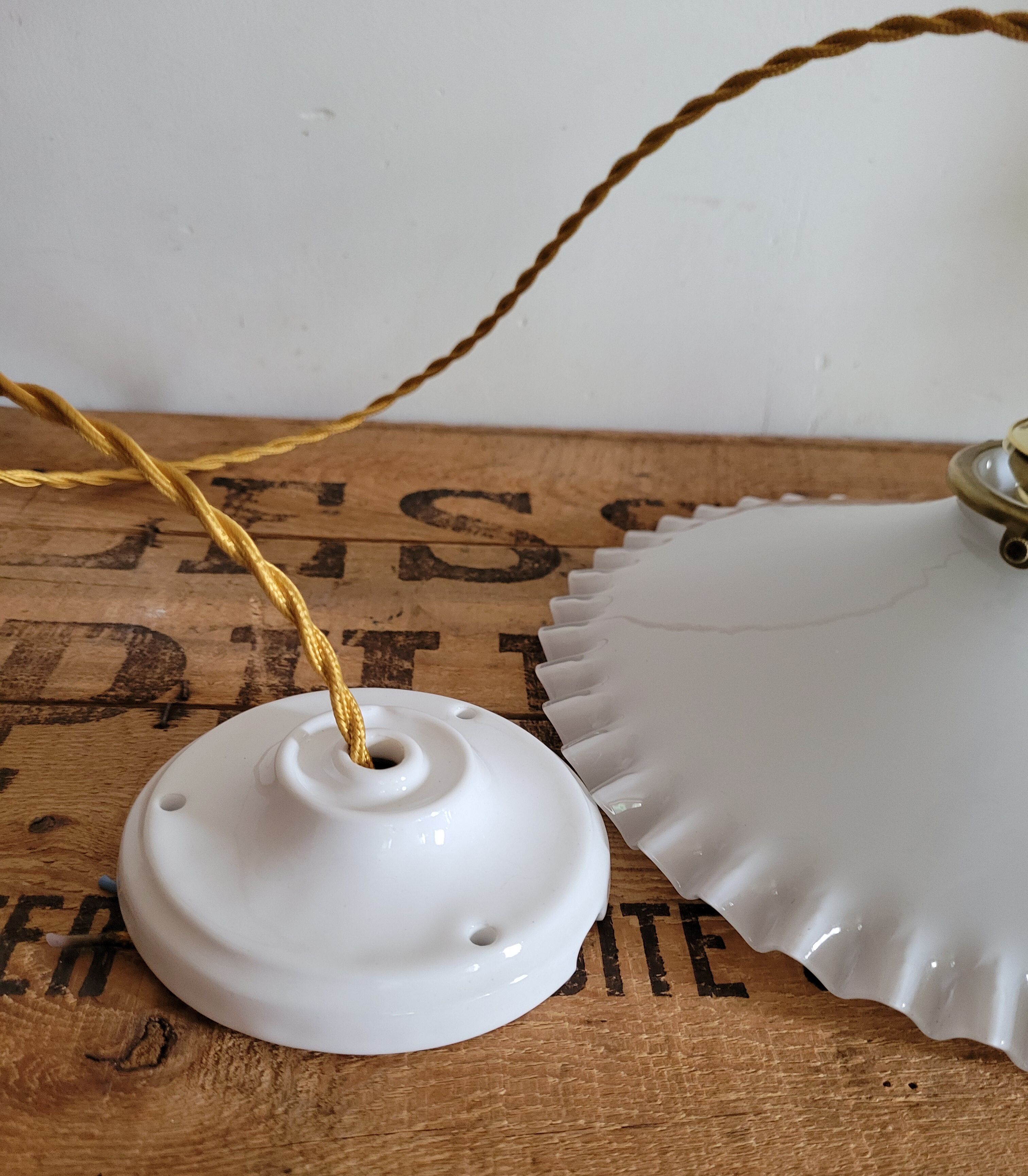 Toothed opaline suspension