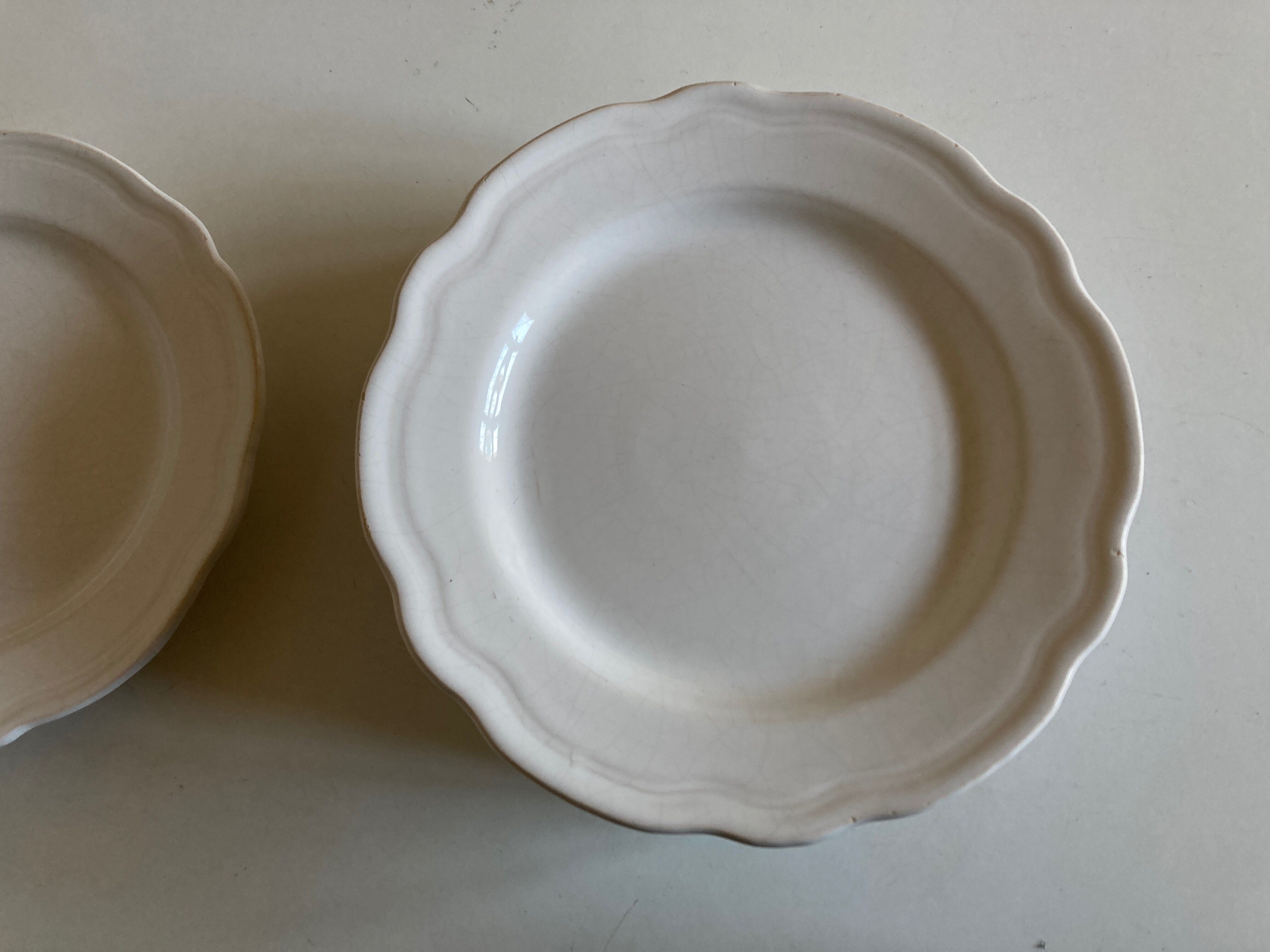 Set of 7 Mougins plates in white enamelled clay with gadroons