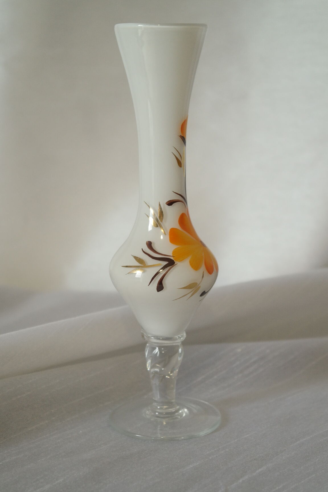 Soliflore en opaline blanche fleuri vintage