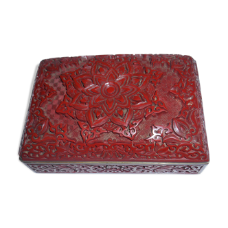 Pretty Chinese box in red lasca