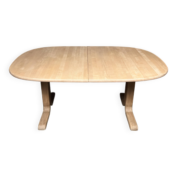 Table à manger ovale extensible en hêtre au design danois.