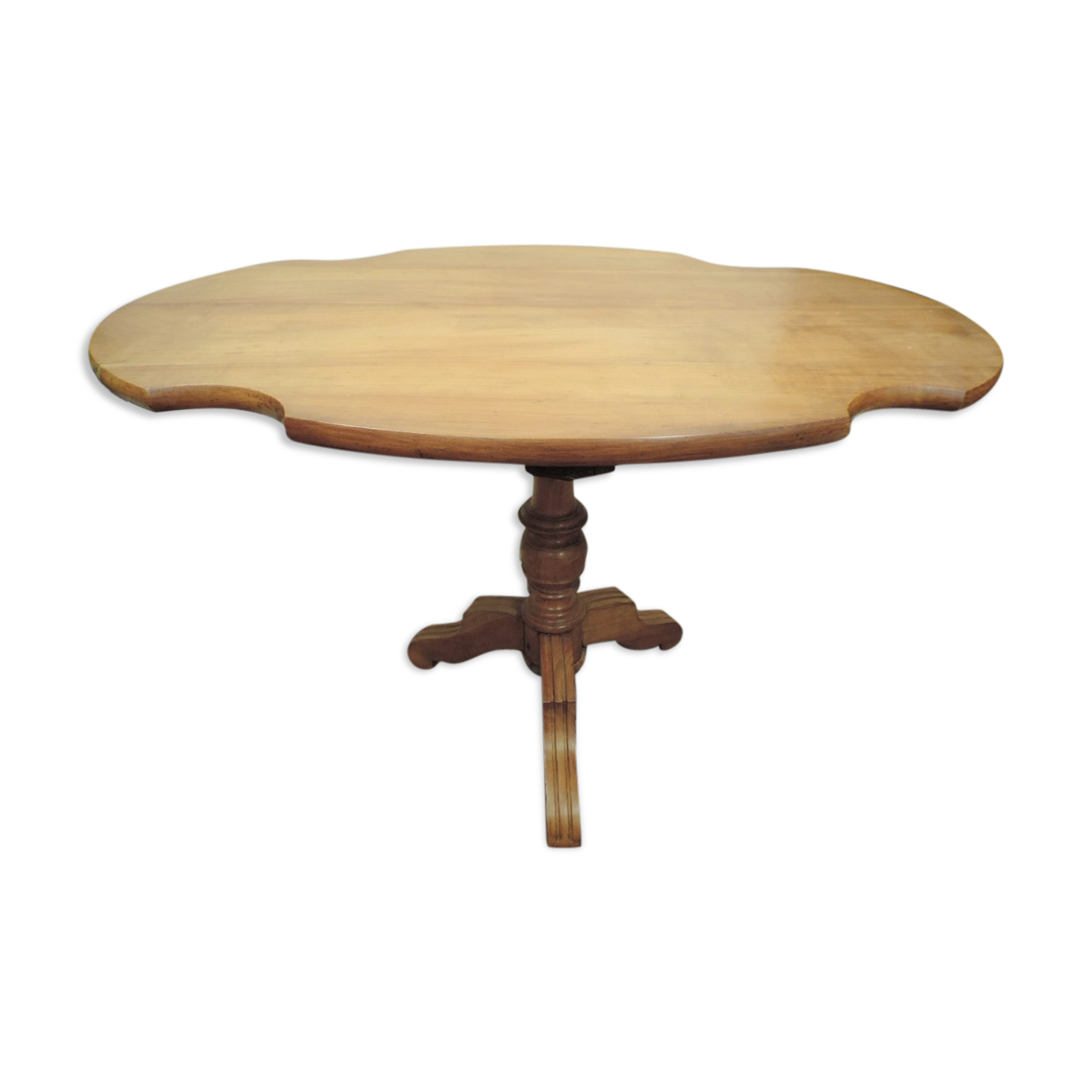 Tripod-tinged cherry-tree pedestal