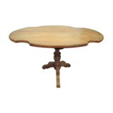 Tripod-tinged cherry-tree pedestal