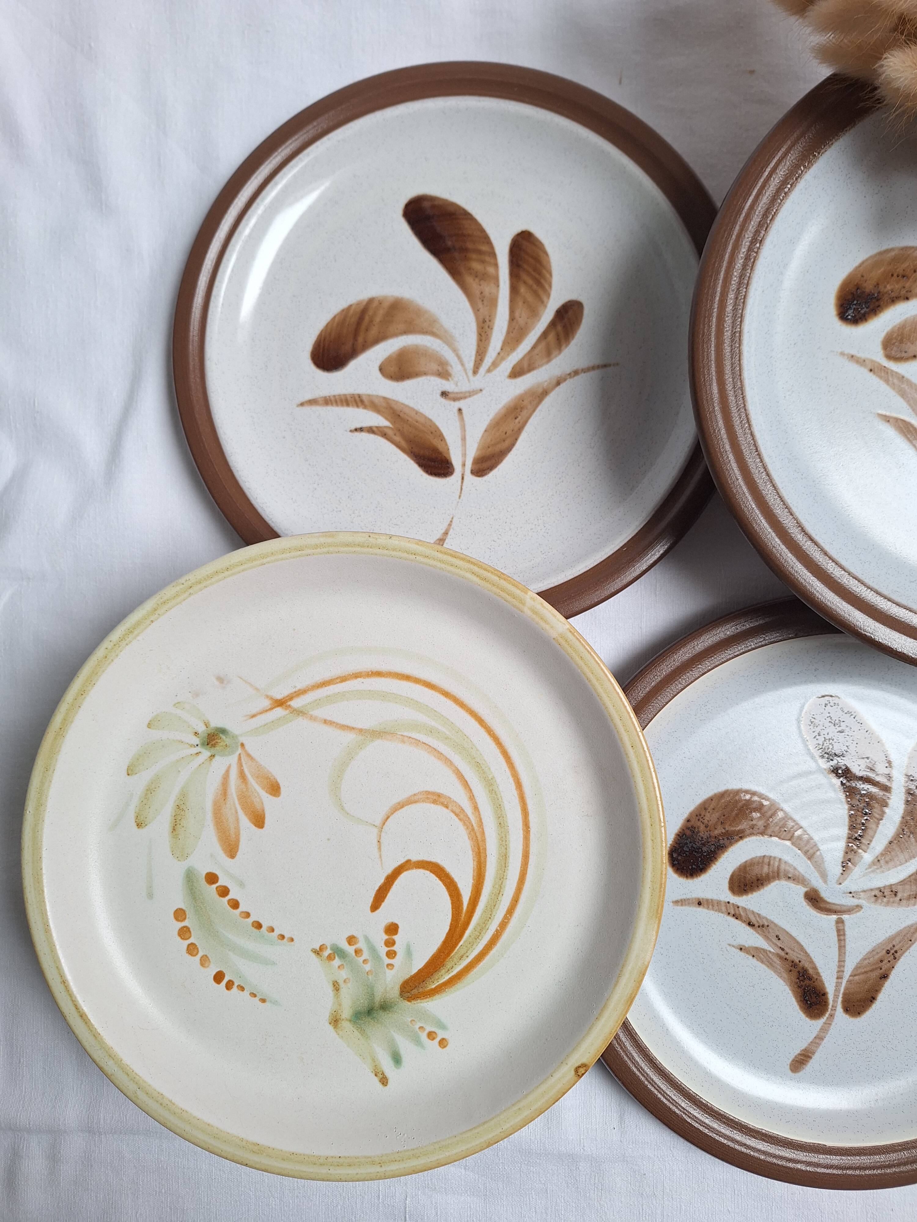 Assiettes plates vintage en grès, décor de fleurs peintes à la main