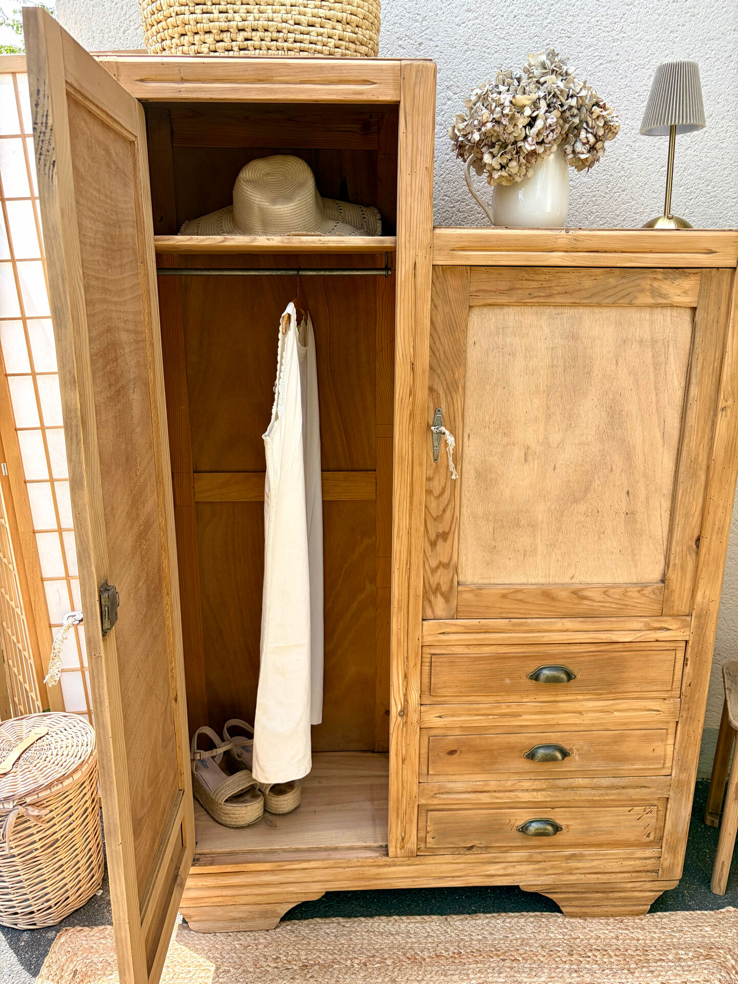 Asymmetrical wardrobe in raw wood